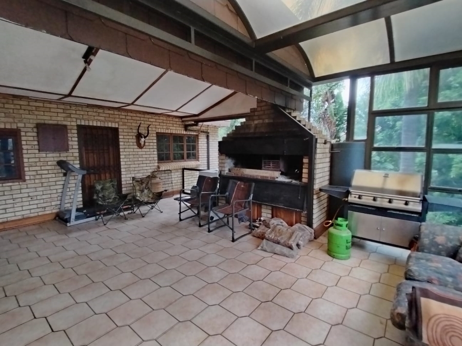 5 Bedroom Property for Sale in Safari Gardens North West